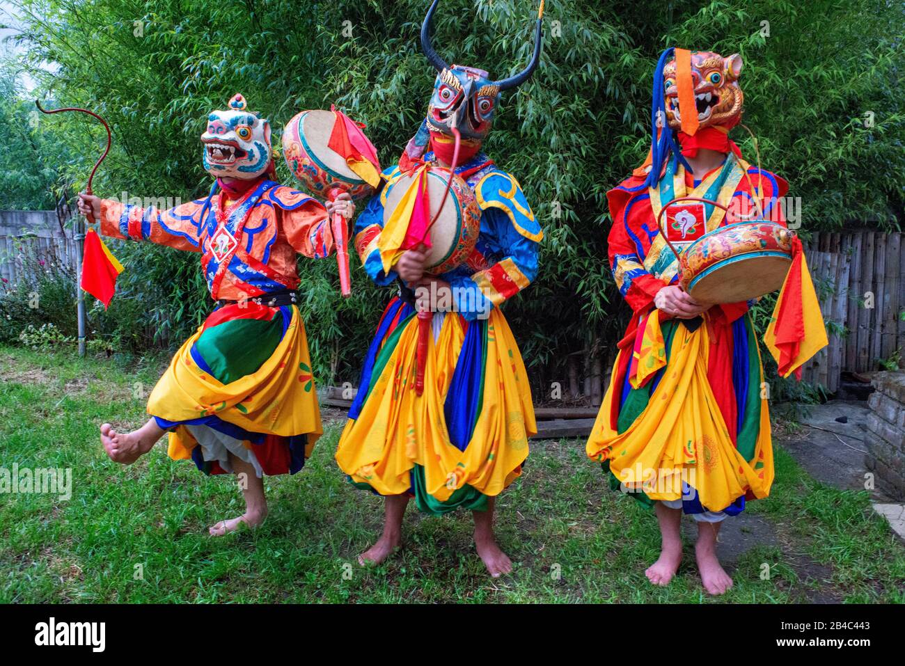 DRIGING DANZA (LA DANZA DEL GING CON SPADE) THIMPHU BHUTAN Foto Stock