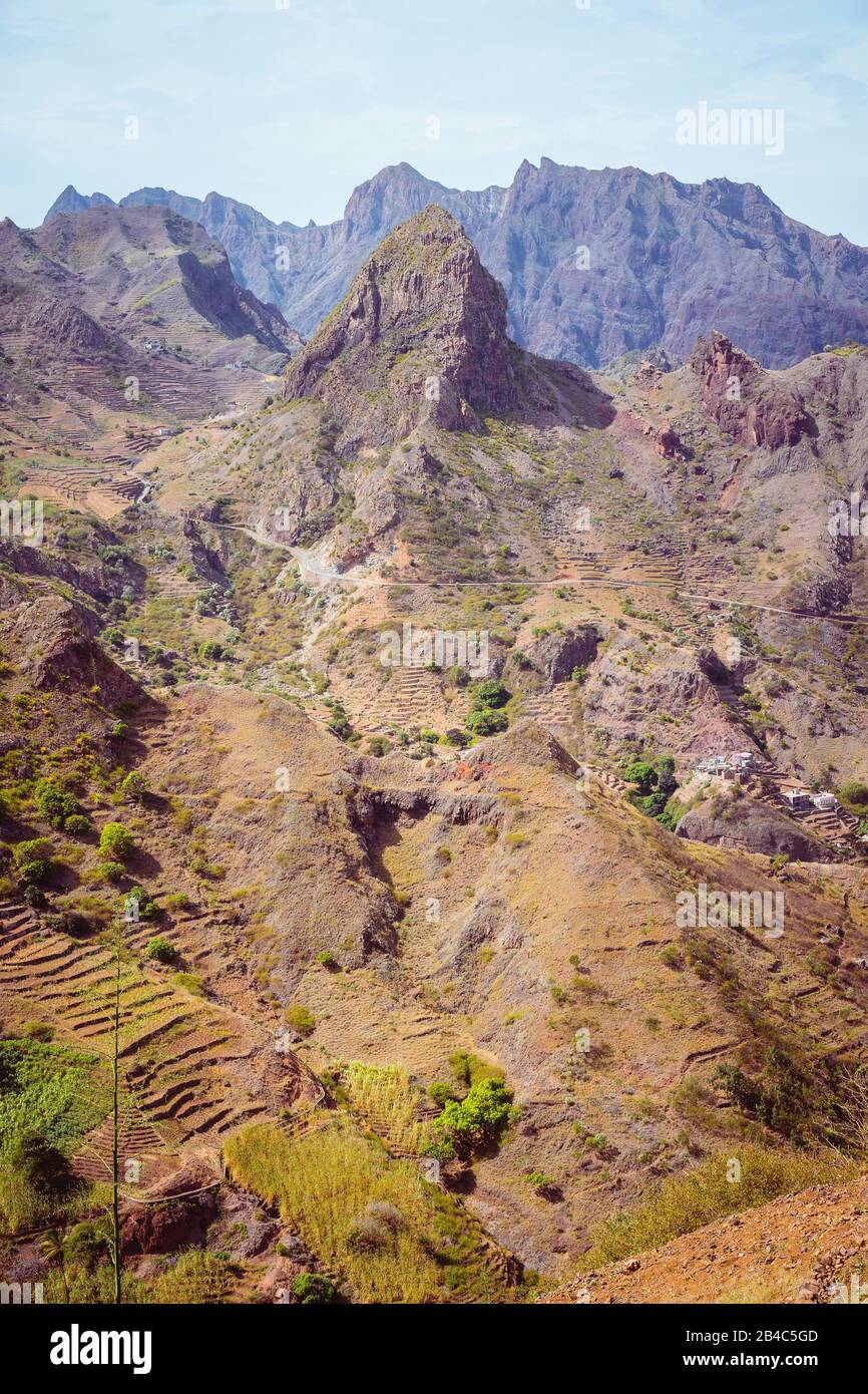Santo Antao Isola, Capo Verde. Incredibile enorme montagna arida roccia nel clima arido paesaggio. Foto Stock