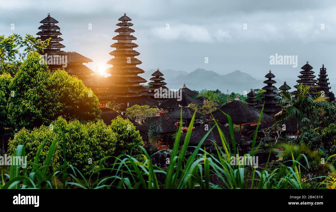 Incredibile tramonto a pura Besakih, tempio indù di Bali, Indonesia. Foto Stock