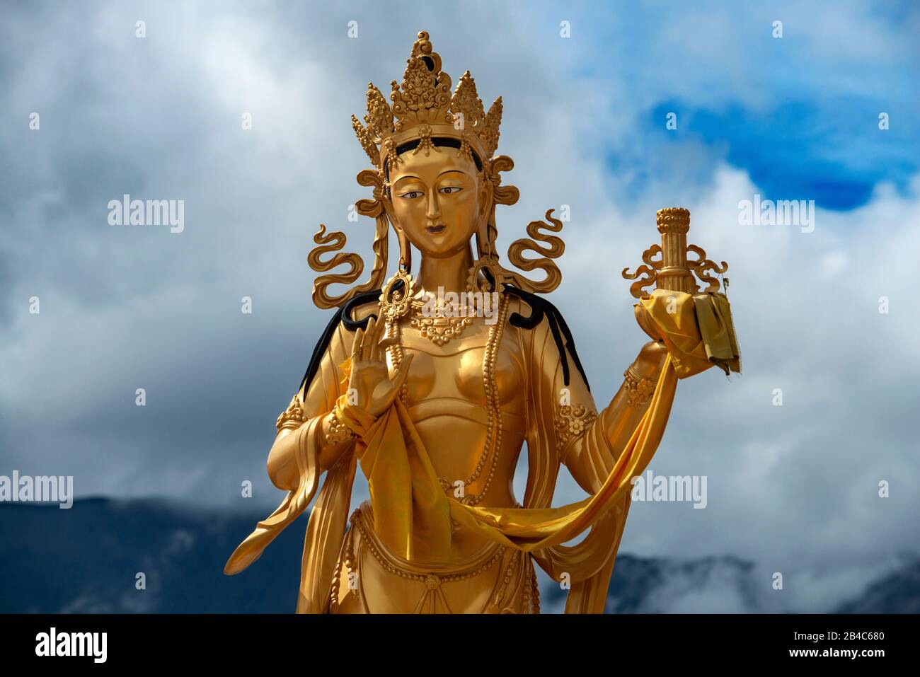 Statue di Divinità buddiste a colle in natura Kuenselphodrang Park, Thimphu Bhutan - Dee statue di Buddha sito Dordenma Foto Stock