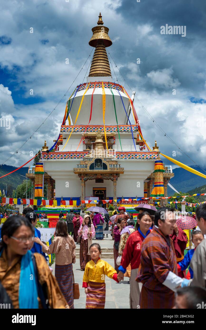 Grande festa di preghiera con decorazione dei fiori al National Memorial Chorten stupa in Thimphu Bhutan. L'annuale Moelam Chenmo che è il Grande Pr Foto Stock