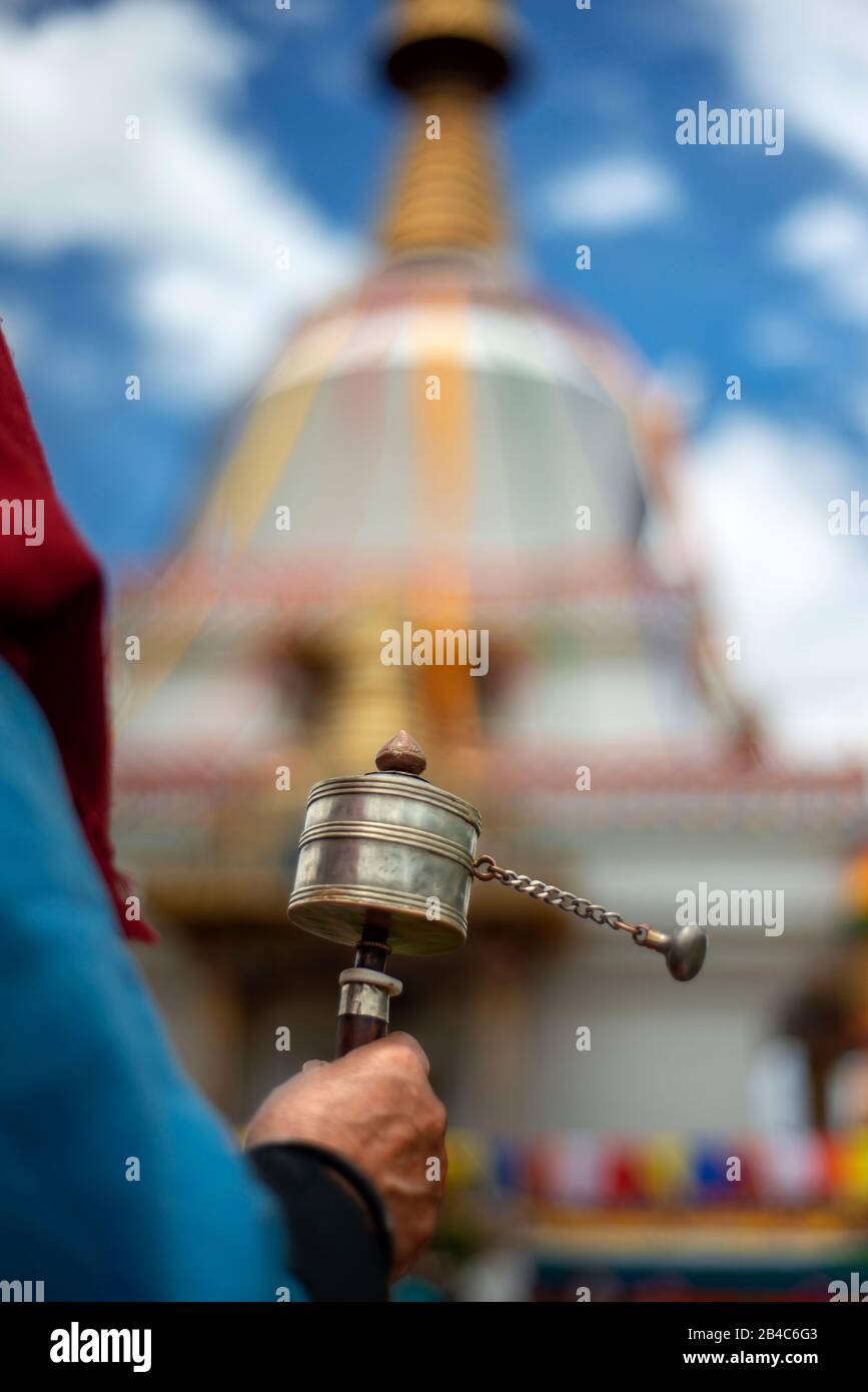 Devoti fissare ruote di preghiera al Memoriale Nazionale Chorten stupa in Thimphu Bhutan. L'annuale Moelam Chenmo che è il Grande Festival di preghiera an Foto Stock