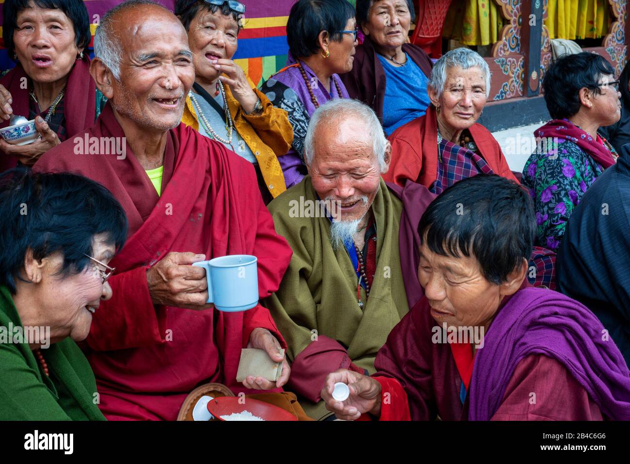 Dedica al Memoriale Nazionale Chorten stupa a Thimphu Bhutan durante l'annuale Chenmo Moelam che è il Grande Festival di preghiera e molti religiosi Foto Stock