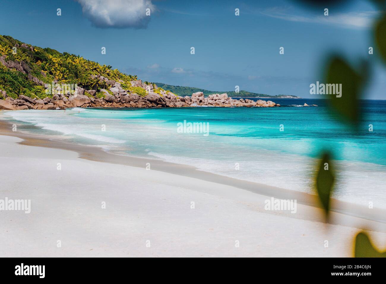 Petite Anse, La Digue alle Seychelles. Tropcial, sabbia bianca Paradise beach con turquise acqua colorata in bright sanny giorno. Foto Stock