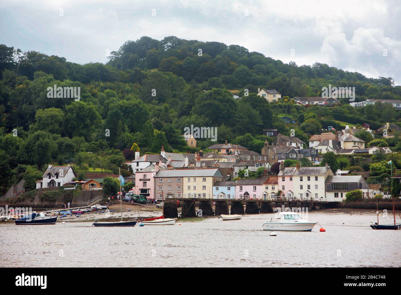 Case dai colori vivaci sul fiume: Dittisham dal fiume Dart, South Devon, Inghilterra, Regno Unito Foto Stock