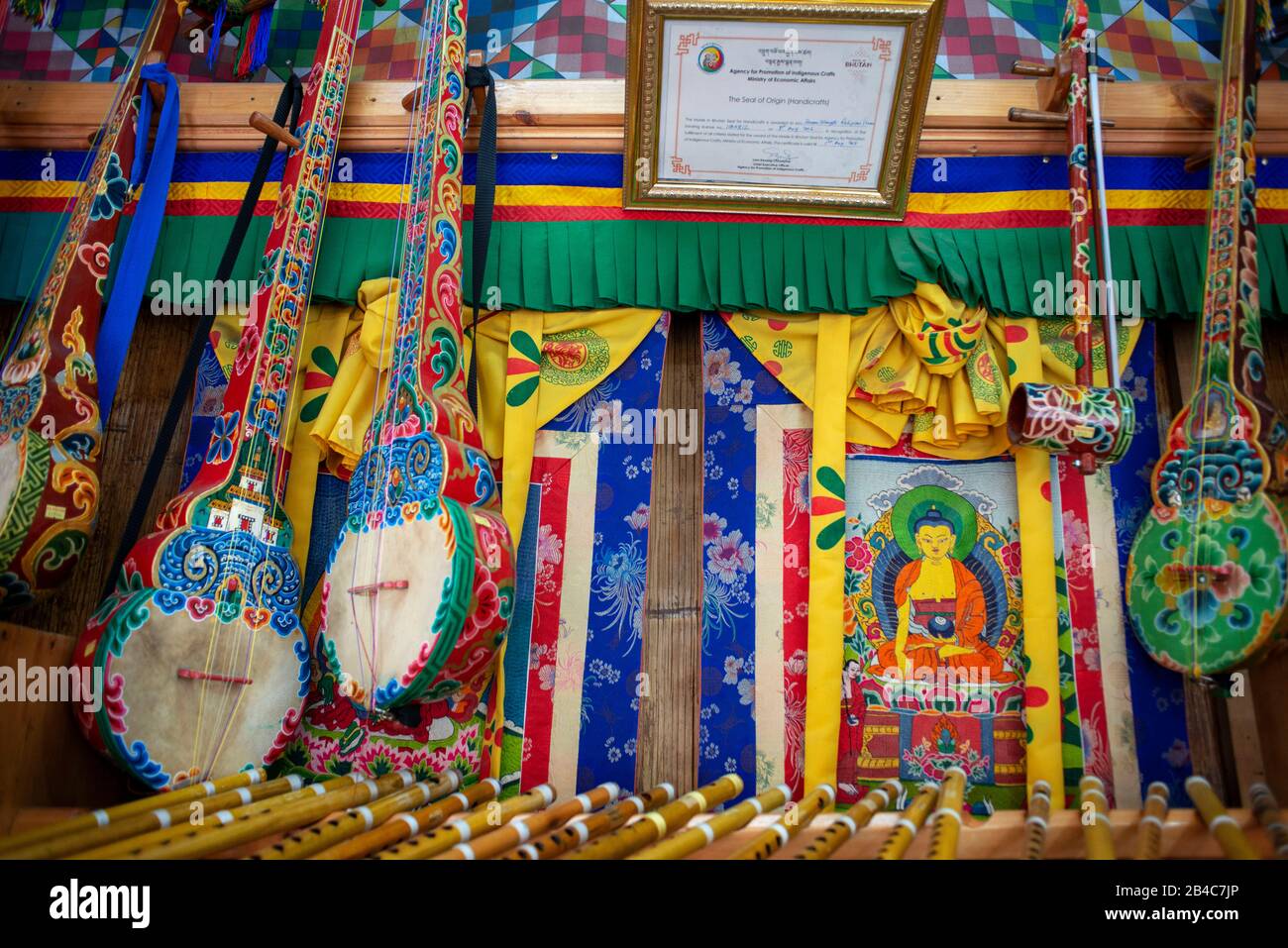 Bhutan strumenti musicali dramyin drangyen chitarra artigianato souvenir in Thimphu Bhutan. Chitarre Dannyen Tibetan Lute. Bazar dell'artigianato alla scuola o Foto Stock