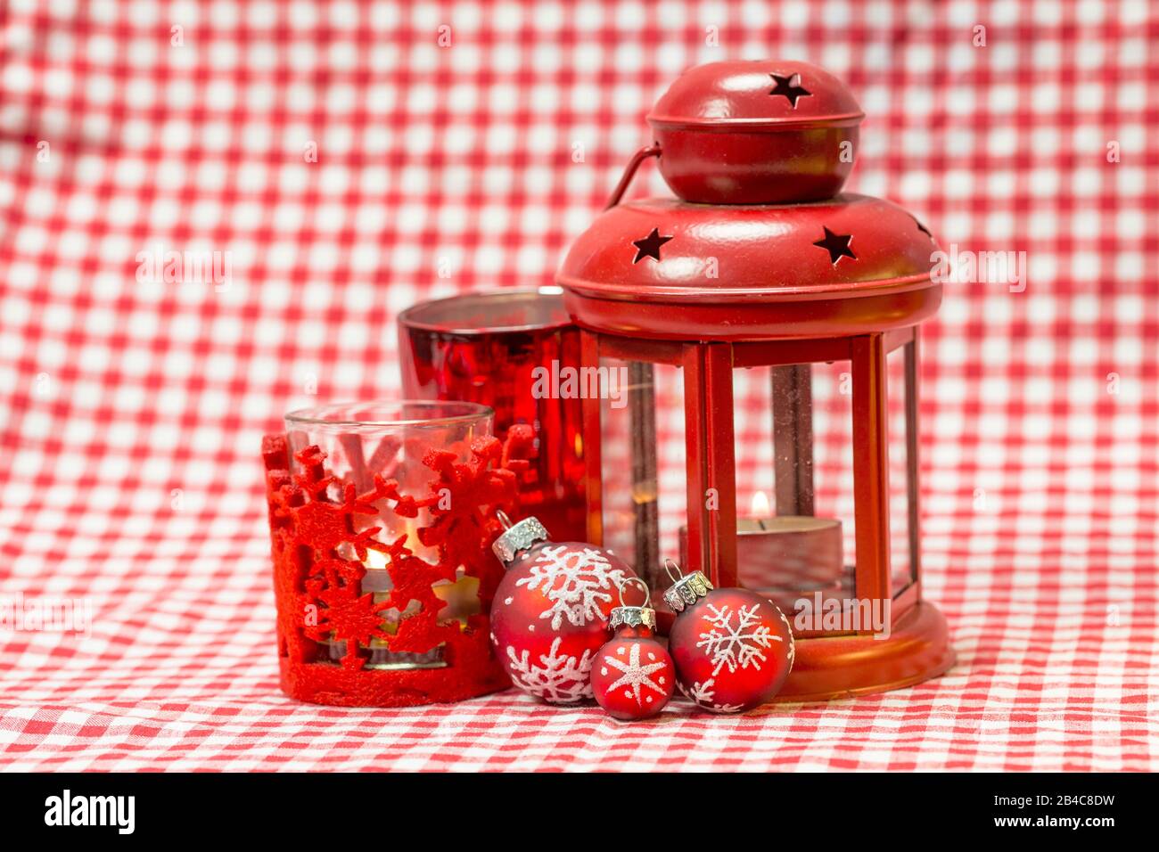 Decorazioni natalizie in stile scandinavo in rosso e bianco con lanterna e baubles Foto Stock