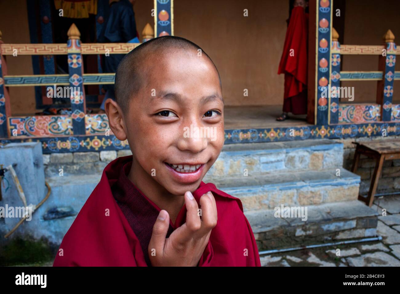 Un monaco di Youn a Lhakhang Karpo o Lhakhang Nagpo o Tempio Bianco o Tempio Nero nella Valle di Haa Foto Stock