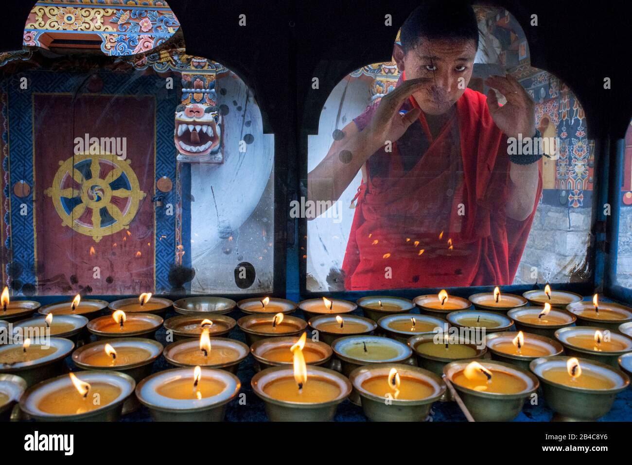Un monaco di Youn che prega a Lhakhang Karpo o Lhakhang Nagpo o Tempio Bianco o Tempio Nero nella Valle di Haa Foto Stock