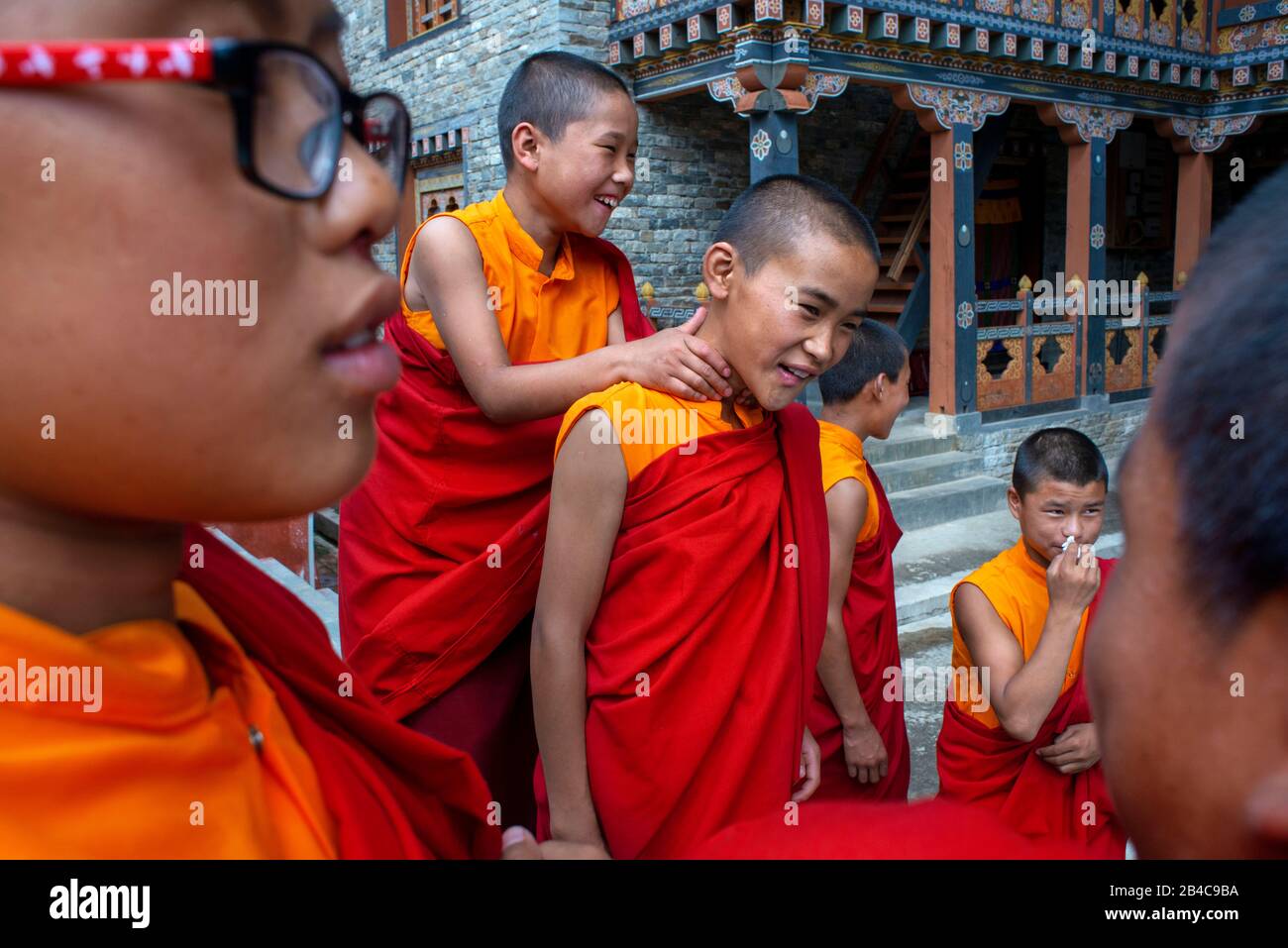 Monaci in una festa a Ugyen Pema Woedling Zangthopelri tempio Paro Bhutan Foto Stock