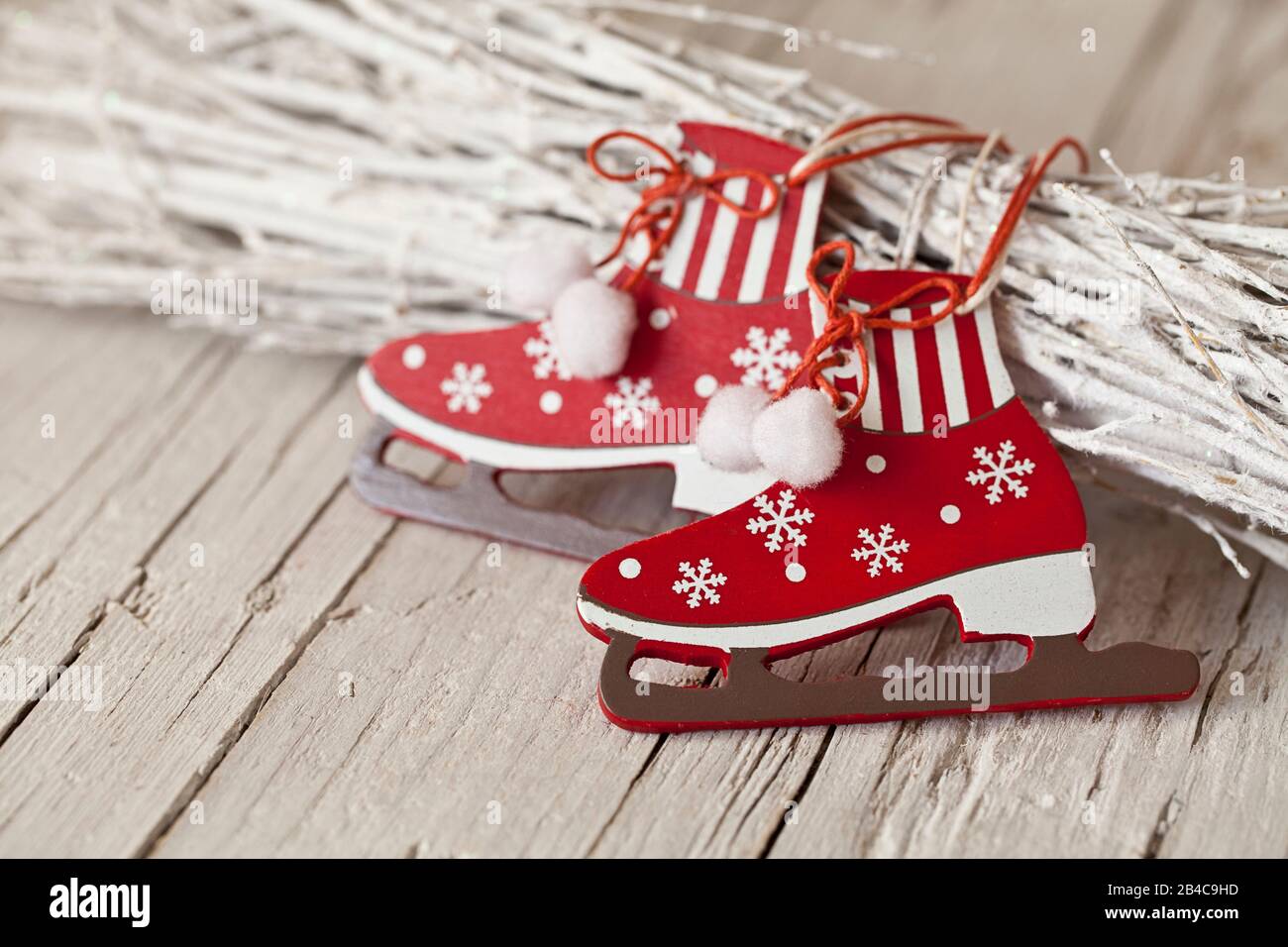 Natale decorativo ancora vita stile nordico in rosso e bianco con grazioso ornamento in forma di pattino di ghiaccio Foto Stock
