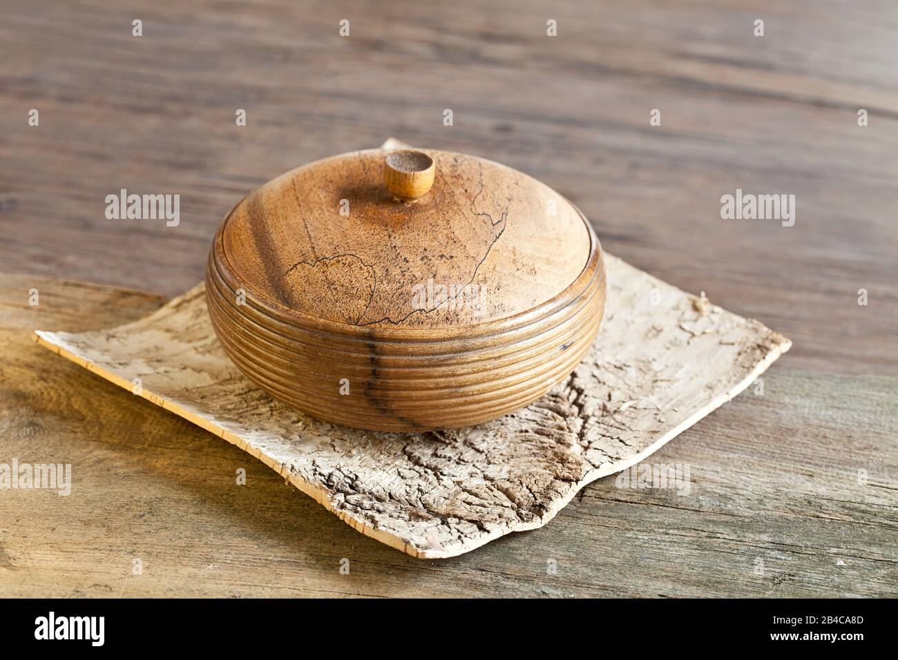 Decorazione rustico autunno ancora vita con scatola di legno rotonda Foto Stock