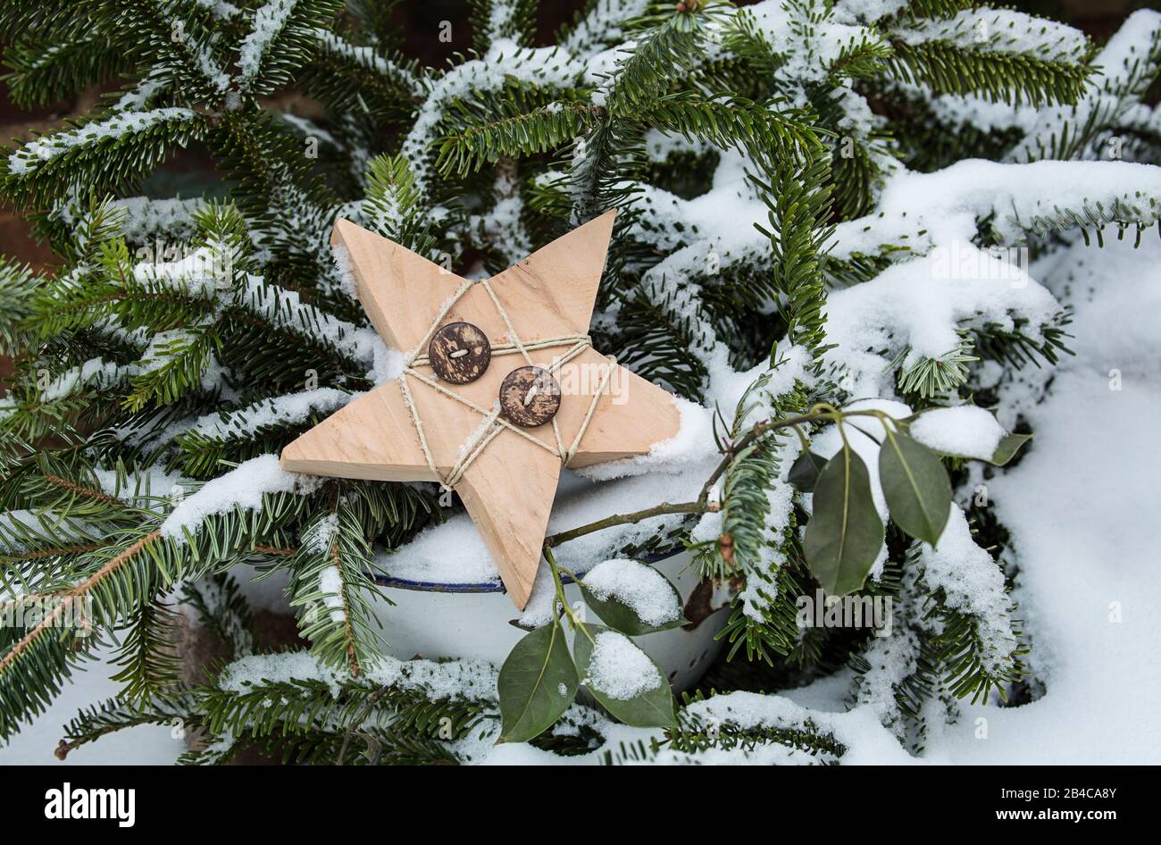 Natale rustico ancora vita con legno massiccio stella e neve Foto Stock