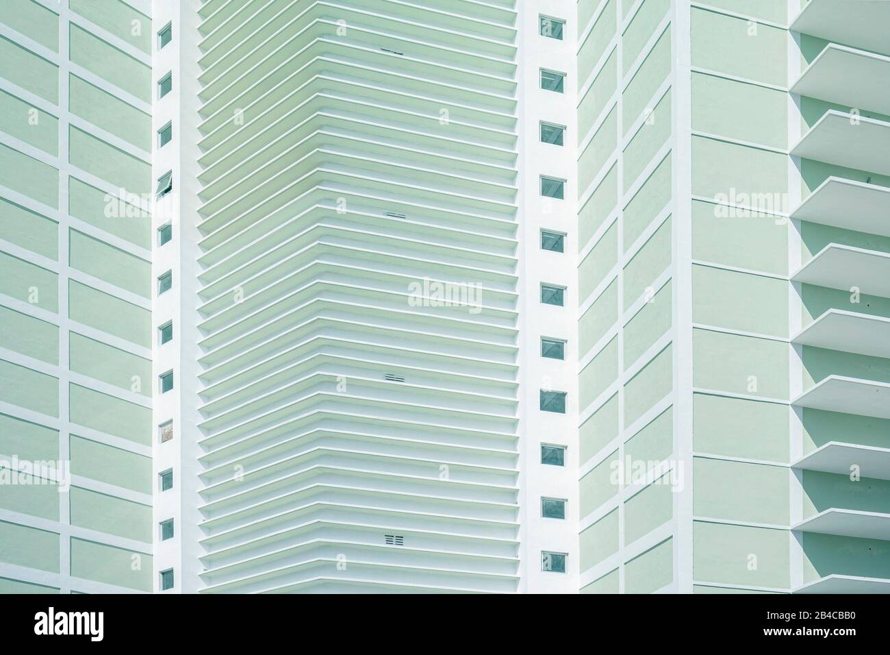 Facciata verdastra uniforme di un nuovo edificio Foto Stock