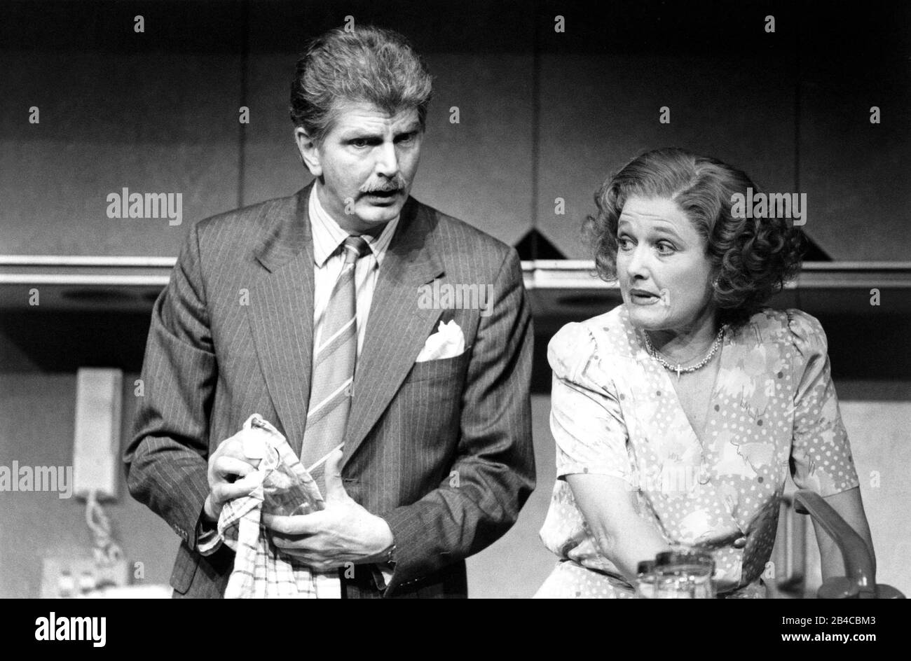 Una PICCOLA IMPRESA FAMILIARE di Alan Ayckbourn scenografia: Alan Tag Costumi: Lindy Hemming regista: Alan Ayckbourn Stephen Moore (Jack McCracken), Polly Adams (Poppy McCracken) Olivier Theatre, National Theatre (NT), London SE1 05/06/1987 Foto Stock