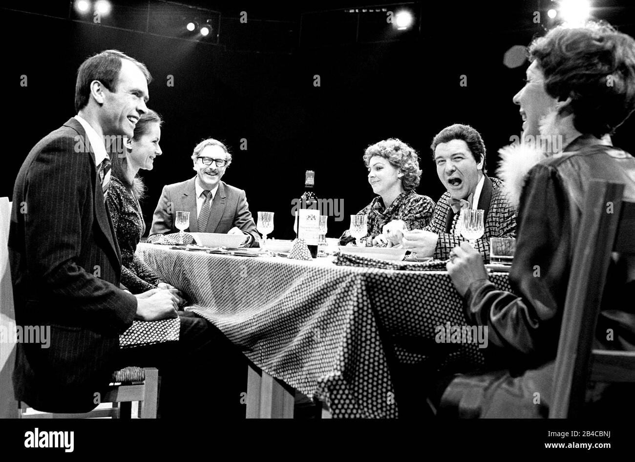 Suburban STRAINS di Alan Ayckbourn & Paul Todd direttore musicale: Paul Todd direttore: Alan Ayckbourn l-r: Robin Herford (Matthew), Lavinia Bertram (Caroline), Graeme Eton, Tessa Peake-Jones, Russell Dixon, marcia Warren a Stephen Joseph Theatre, Scarborough Production Roundhouse, London NW1 05/02/1981 Foto Stock