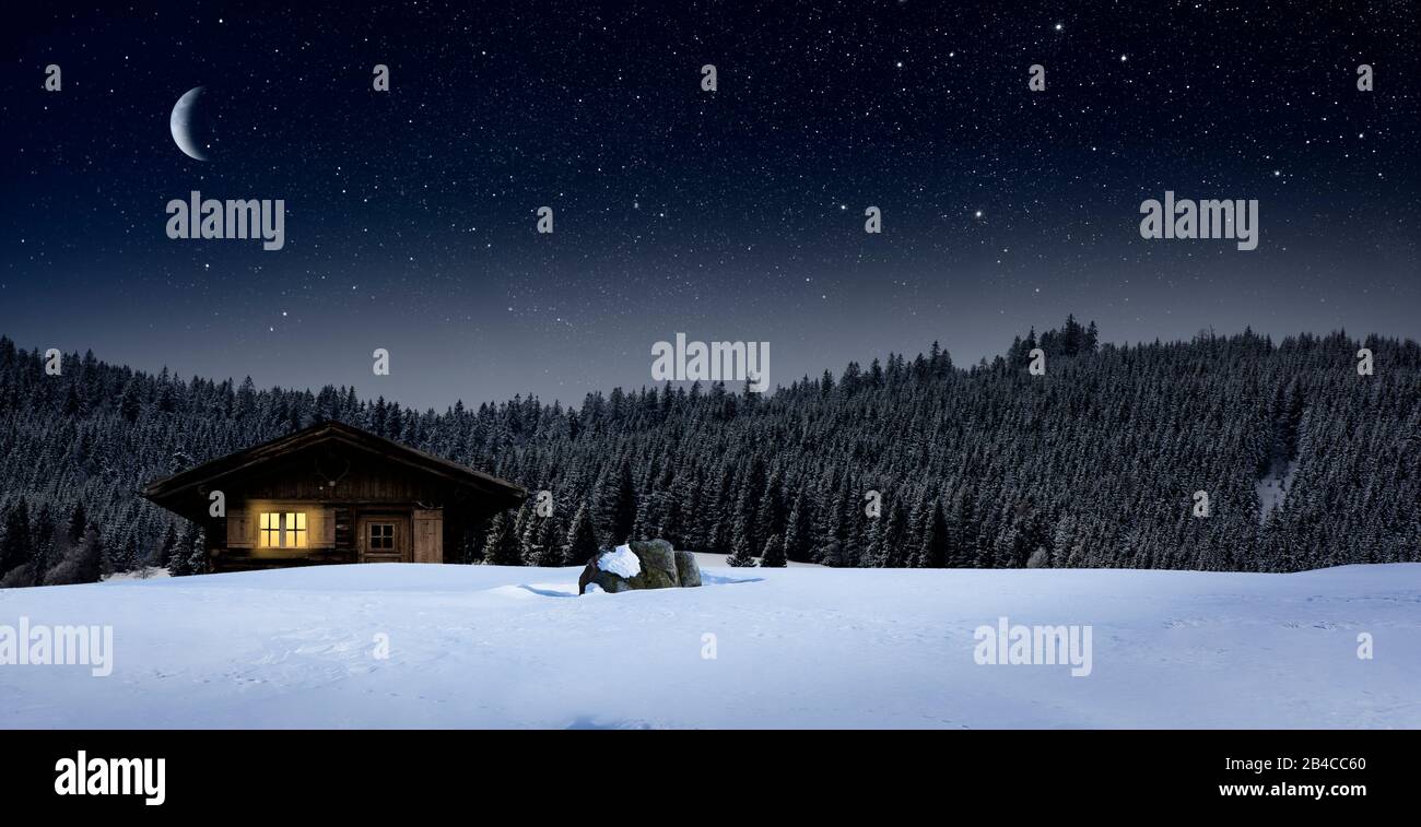 Accogliente capanna di tronchi in inverno di notte Foto Stock