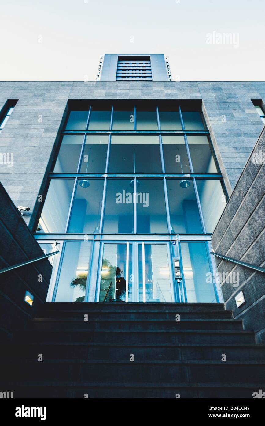Porta d'ingresso principale per quartiere commerciale come banca o assicurazione con persone che lavorano all'interno - concetto urbano e moderno luogo della città - scale e porte di vetro Foto Stock