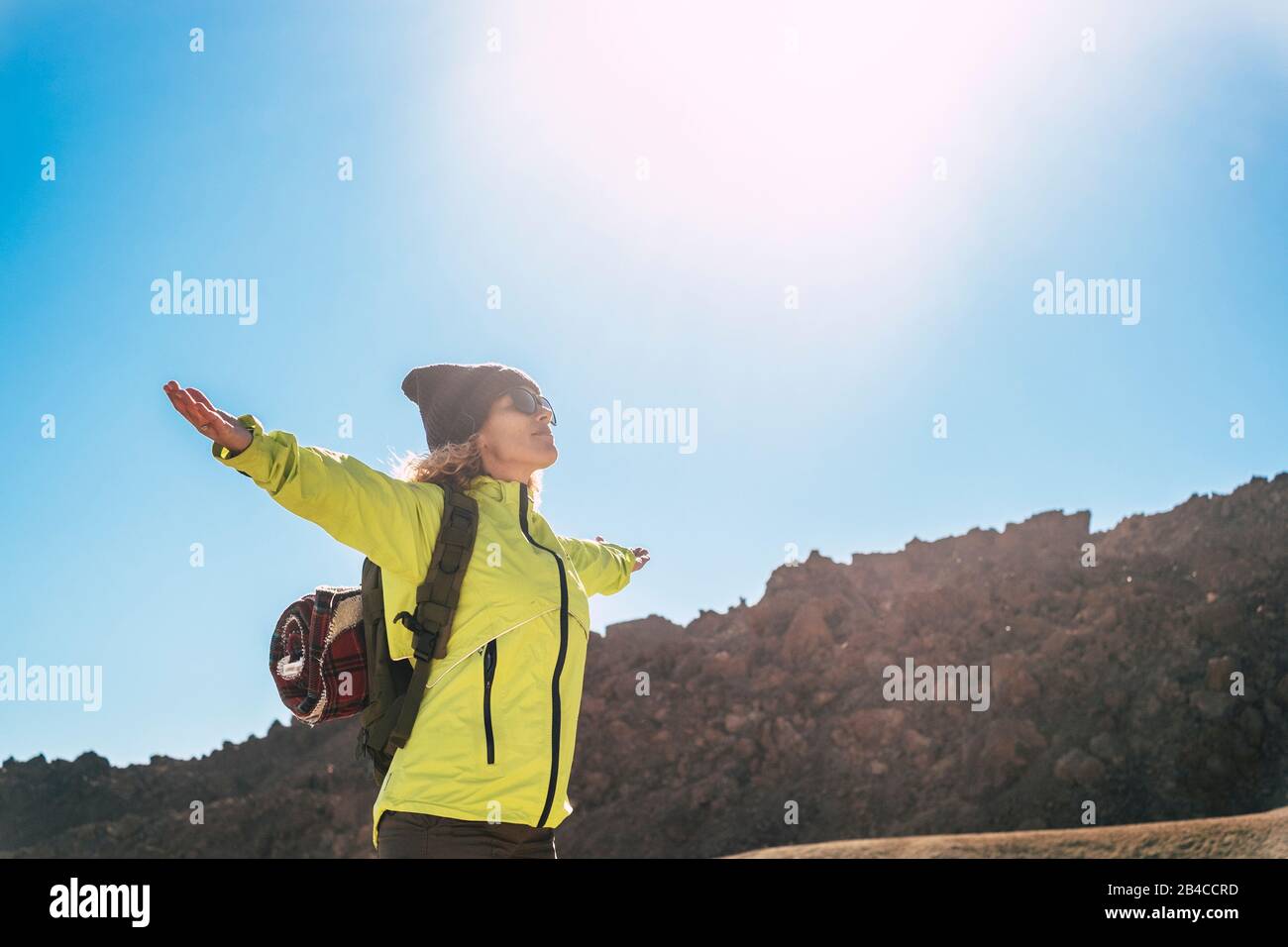 Felicità e gioiosa sensazione con bella gente attiva donna in piedi con braccia aperte godendo il sole nelle escursioni all'aperto attività di svago al concetto di stile di vita sano di montagna Foto Stock