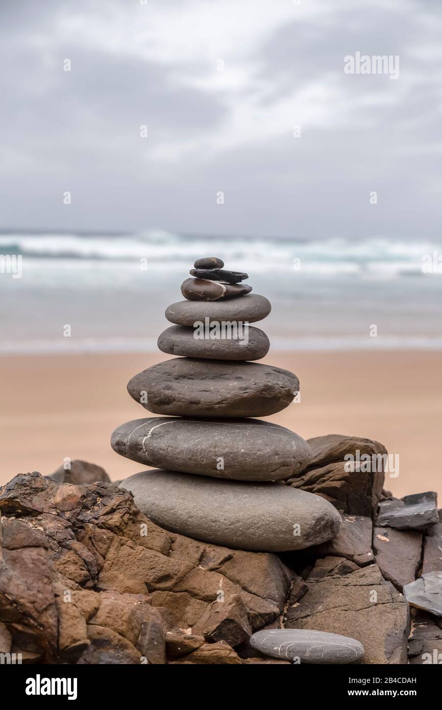 ben bilanciato cairn di pietra su una spiaggia solitaria sulla selvaggia costa occidentale dell'algarve portoghese Foto Stock
