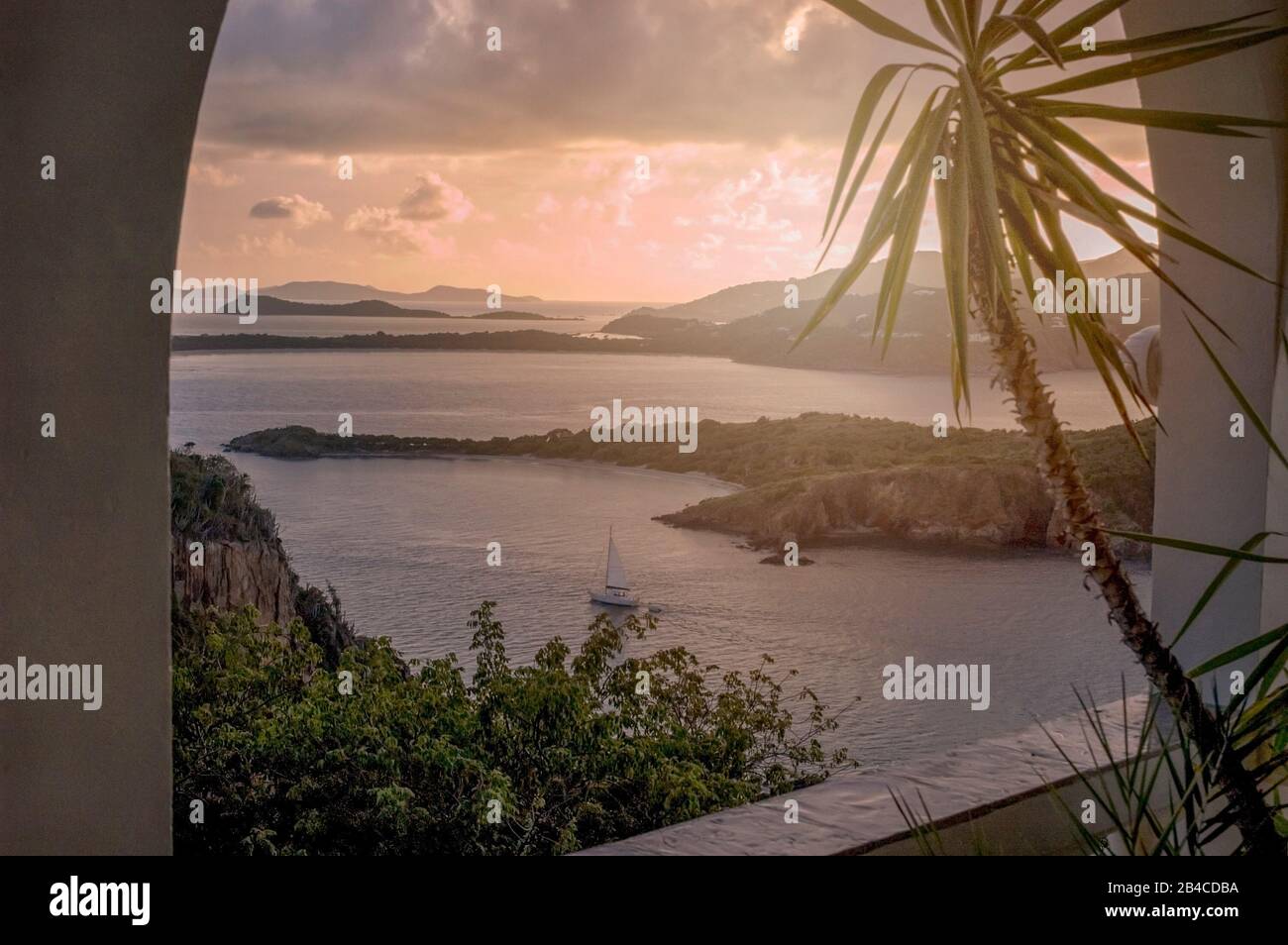 Tramonto panoramico con barca a vela e vista dall'Isola di Great Camanoe all'Isola Di Little Camanoe, Tortola e L'Isola Di Manzo sulle Isole Vergini Britanniche, Caraibi Foto Stock