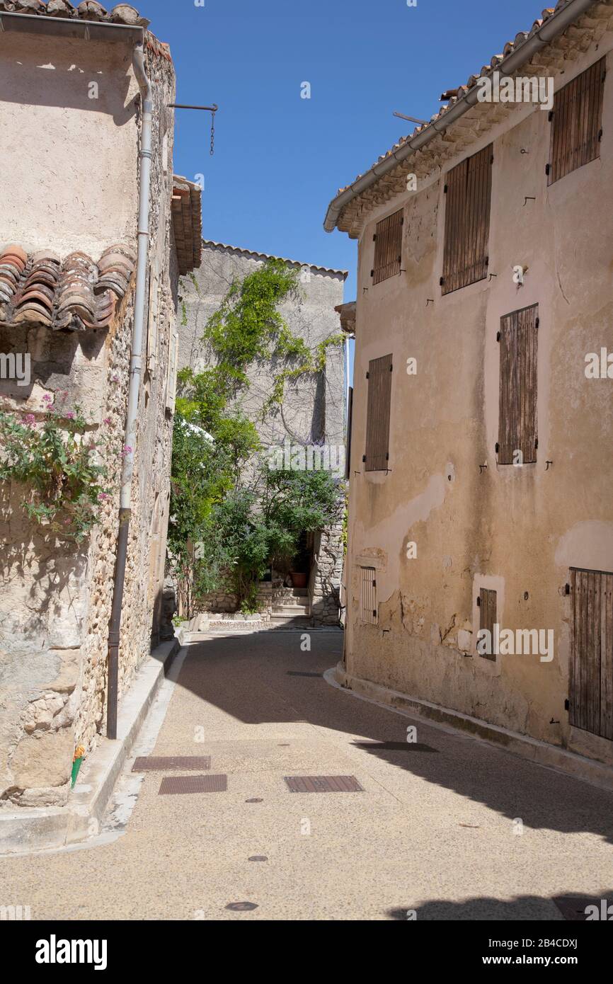 Destinazione estiva panoramica con piccola strada e vecchi edifici in Provenza villaggio, a sud della Francia Foto Stock