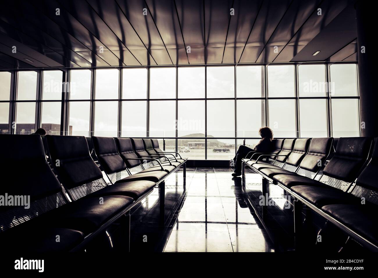 Annullare il volo di ritardo al concetto di aeroporto con solo viaggiatore in attesa sedersi sui posti a sedere - viaggio e tempo di cancello - stile di vita moderno della gente - viaggiatori solitari nomade digitale Foto Stock