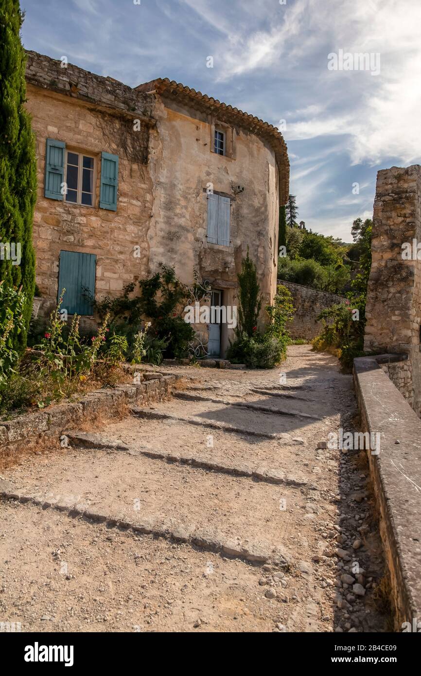 Destinazione estiva panoramica con piccola strada e vecchi edifici in Provenza villaggio, a sud della Francia Foto Stock