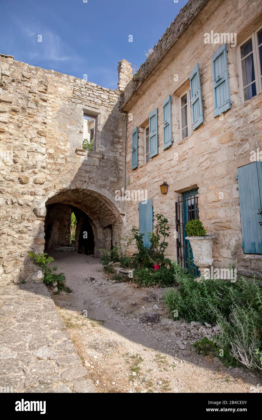 Destinazione estiva panoramica con piccola strada e vecchi edifici in Provenza villaggio, a sud della Francia Foto Stock