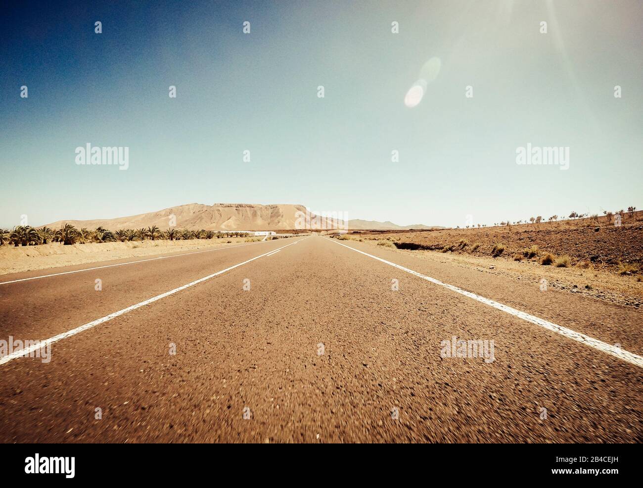 Desertiche scenic bella strada per il concetto di viaggio - giornata di sole e il cambiamento climatico di avvertimento - sfondo blu del cielo e la calda sensazione di temperatura Foto Stock