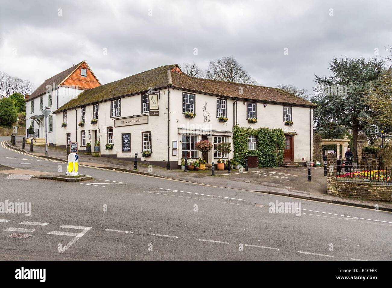 Un pittoresco pub inglese imbiancato a calce e un ristorante chiamato The March Hare. La Piazza del Castello, Guildford, Surrey, Inghilterra. Foto Stock