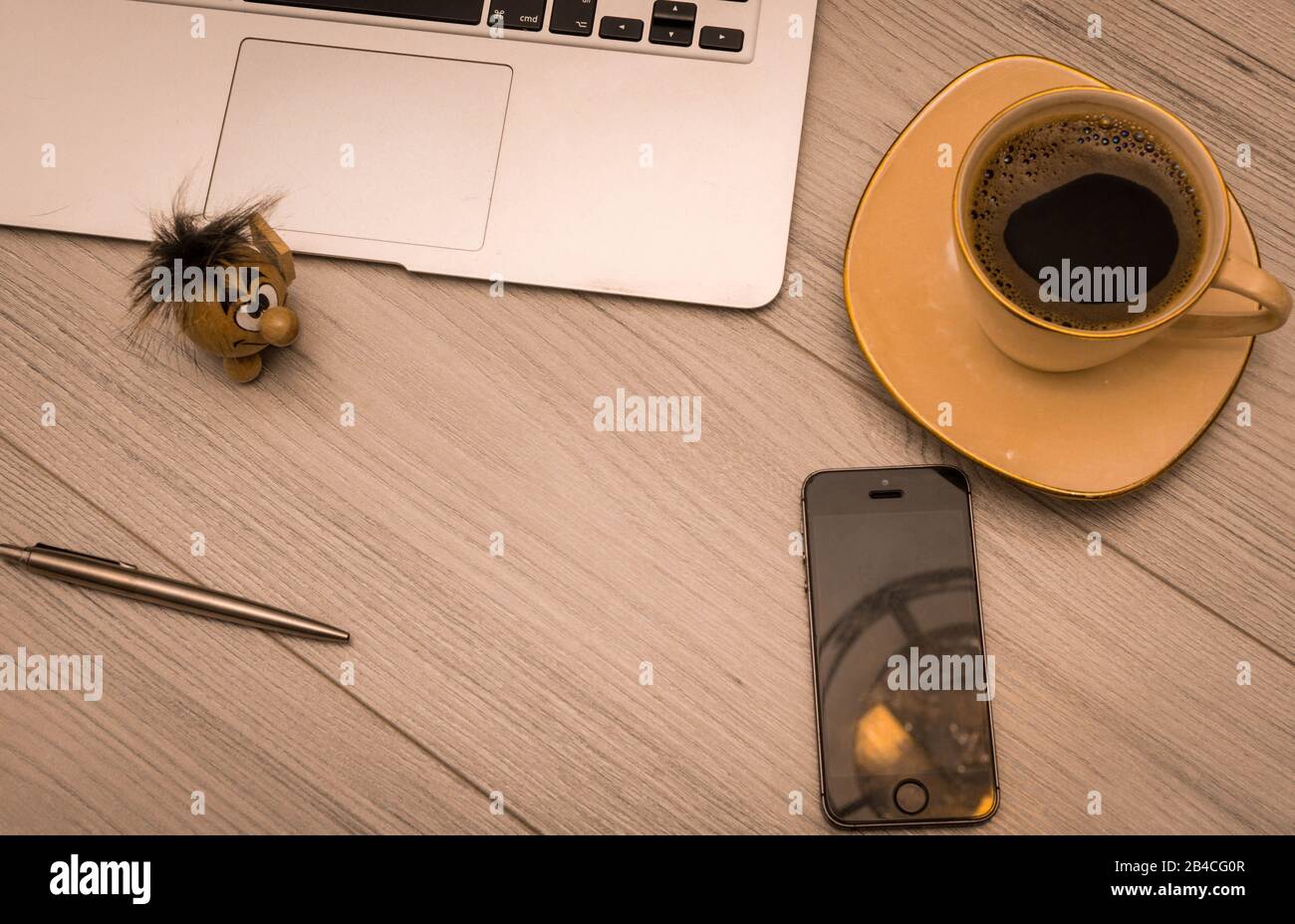 Una tazza di caffè alla scrivania Foto Stock