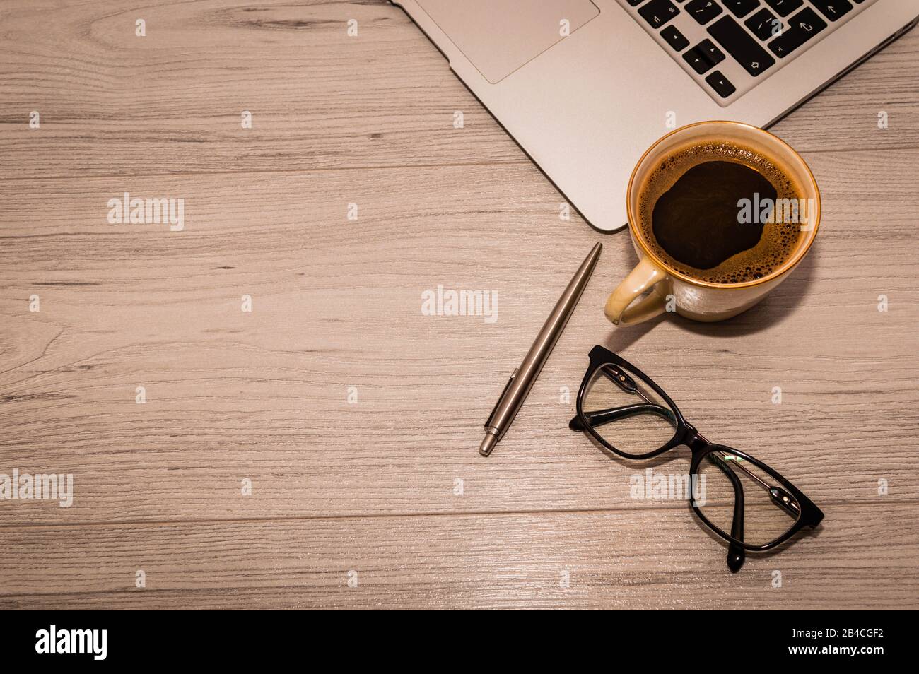 Una tazza di caffè alla scrivania Foto Stock