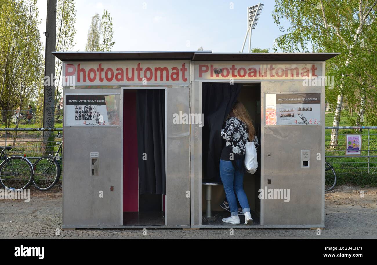 Photoautomat, metropolitana di Eberswalder Strasse, Prenzlauer Berg di Berlino, Deutschland Foto Stock