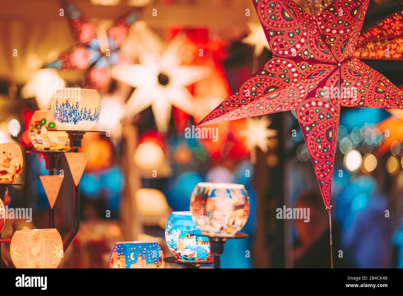 Primo piano di stelle colorate illuminate sull'albero di Natale al mercatino di Natale di Amburgo, Germania. Foto Stock