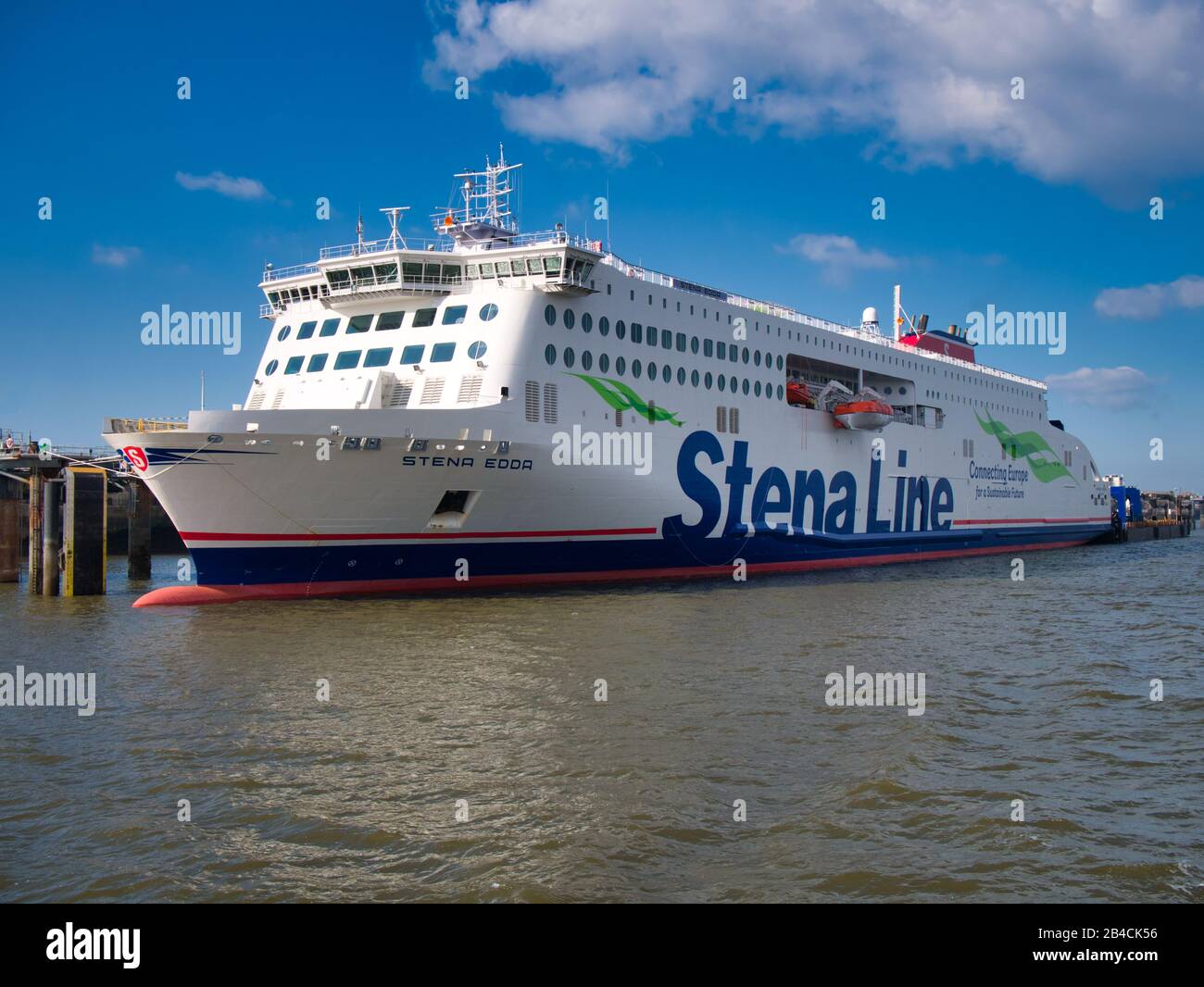 La linea Stena si dirige verso Liverpool e Belfast ferry ormeggiata al terminal Stena di Birkenhead sul fiume Mersey Foto Stock