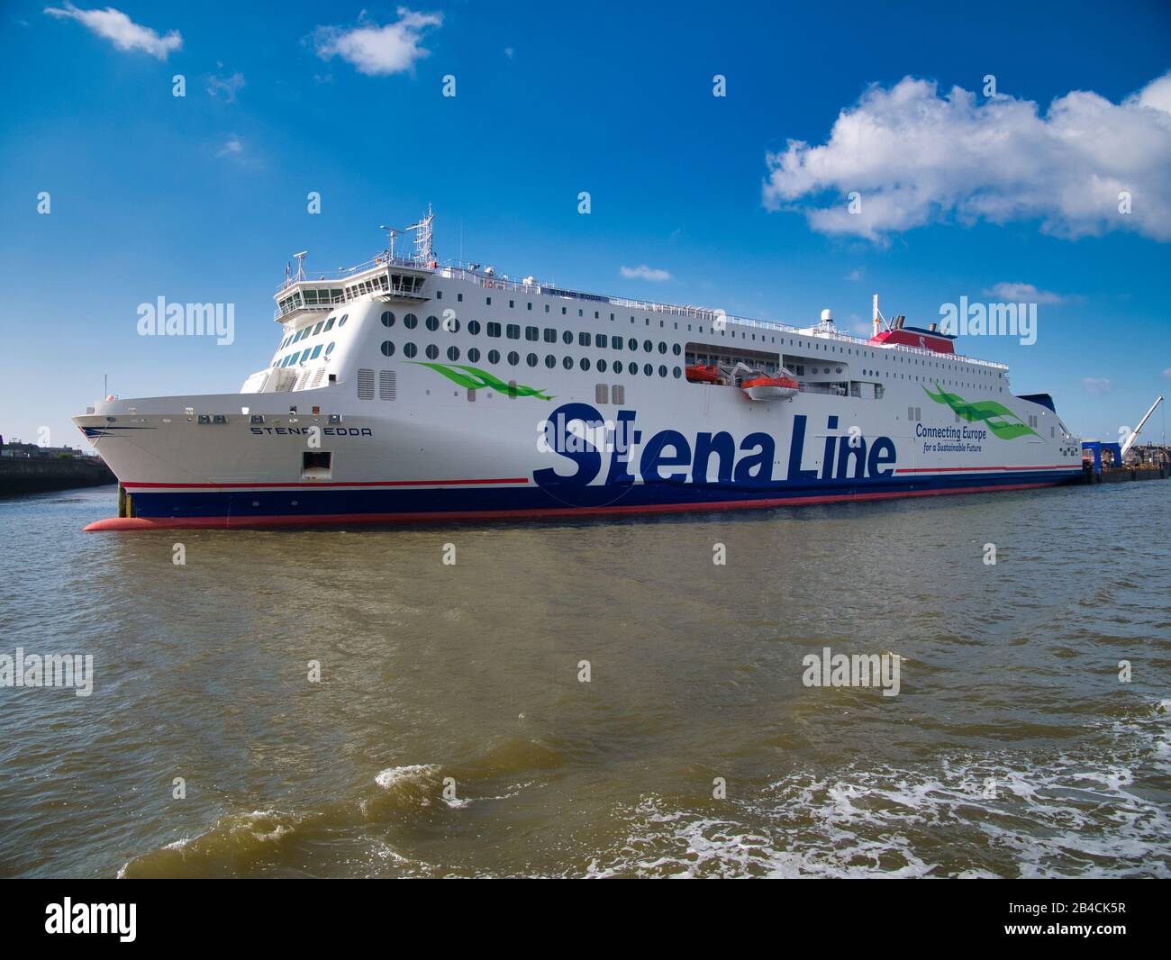 La linea Stena si dirige verso Liverpool e Belfast ferry ormeggiata al terminal Stena di Birkenhead sul fiume Mersey Foto Stock