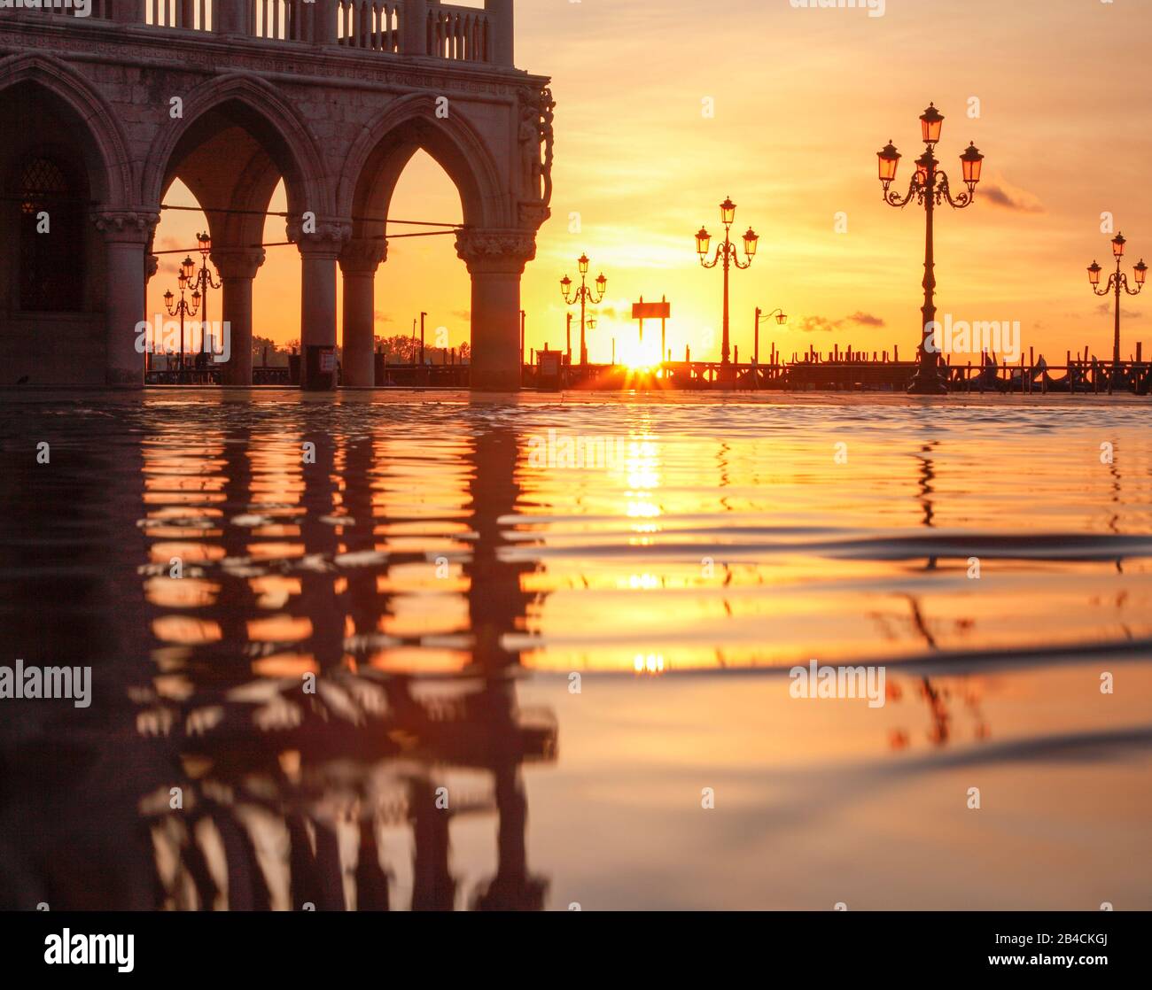 Onde in alta Acqua (acqua alta) su Piazza San Marco all'alba; Venezia; Veneto; Italia; Foto Stock