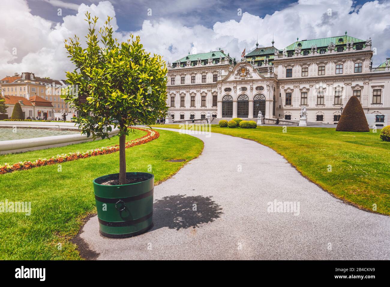 Belvedere palazzo Vienna Austria con fiori in bellissimo giardino in primavera stagione. Foto Stock