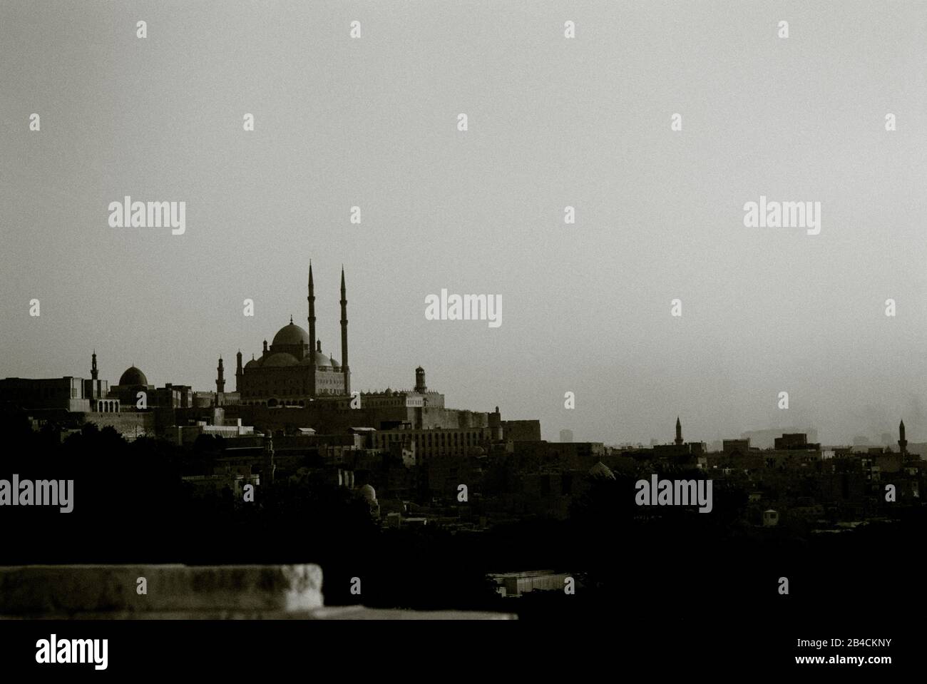 Fotografia in bianco e nero - veduta del paesaggio urbano sui quartieri islamici alla Cittadella della città del Cairo in Egitto in Nord Africa Medio Oriente Foto Stock