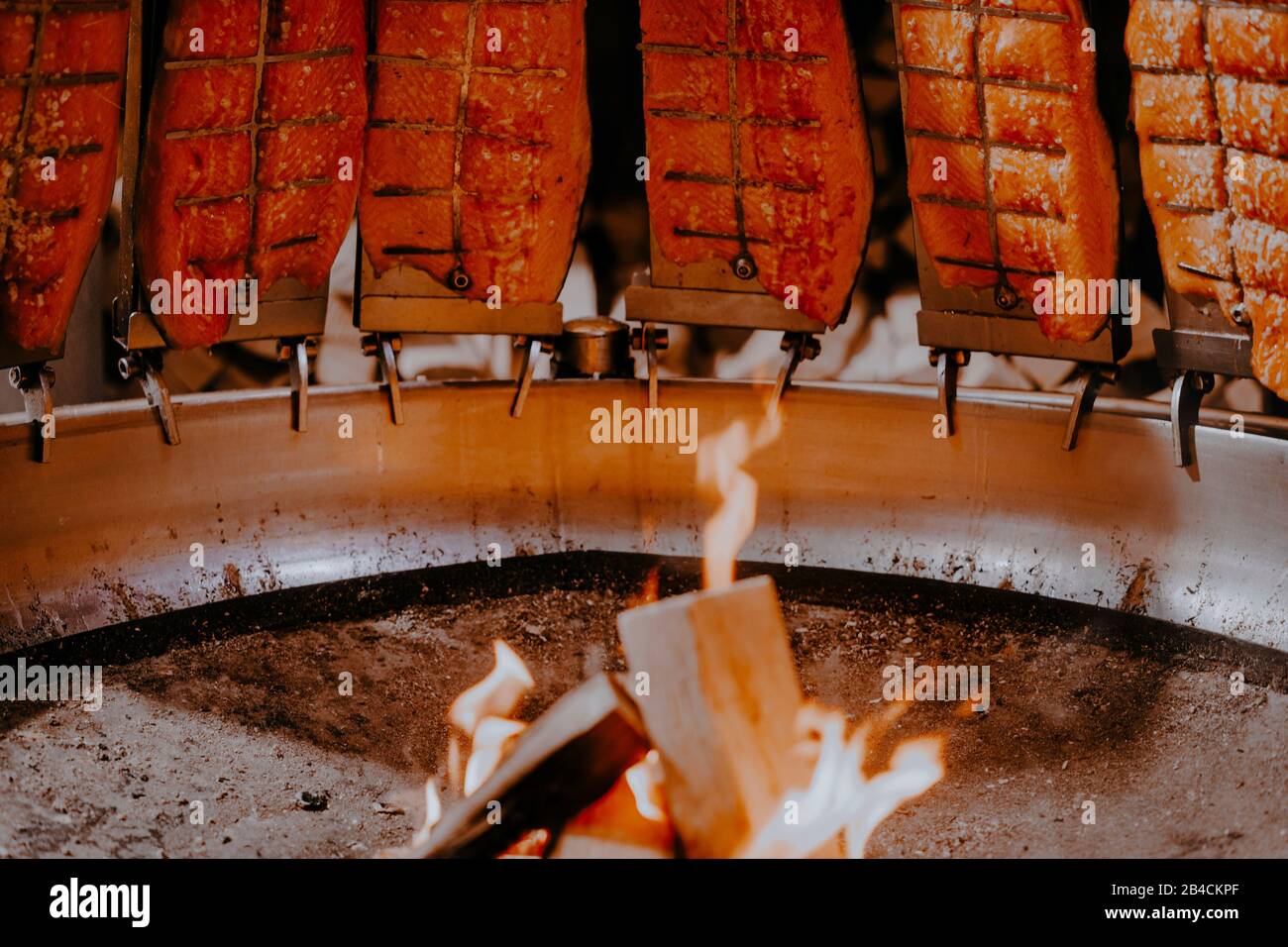 Salmone affumicato con fuoco aperto al mercatino di Natale ad Amburgo, Germania. Foto Stock
