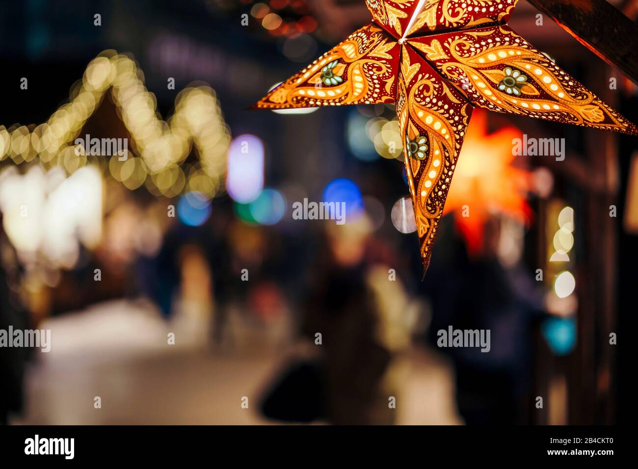 Stelle coloree illuminate sull'albero di Natale al mercato di Natale ad Amburgo, Germania. Foto Stock