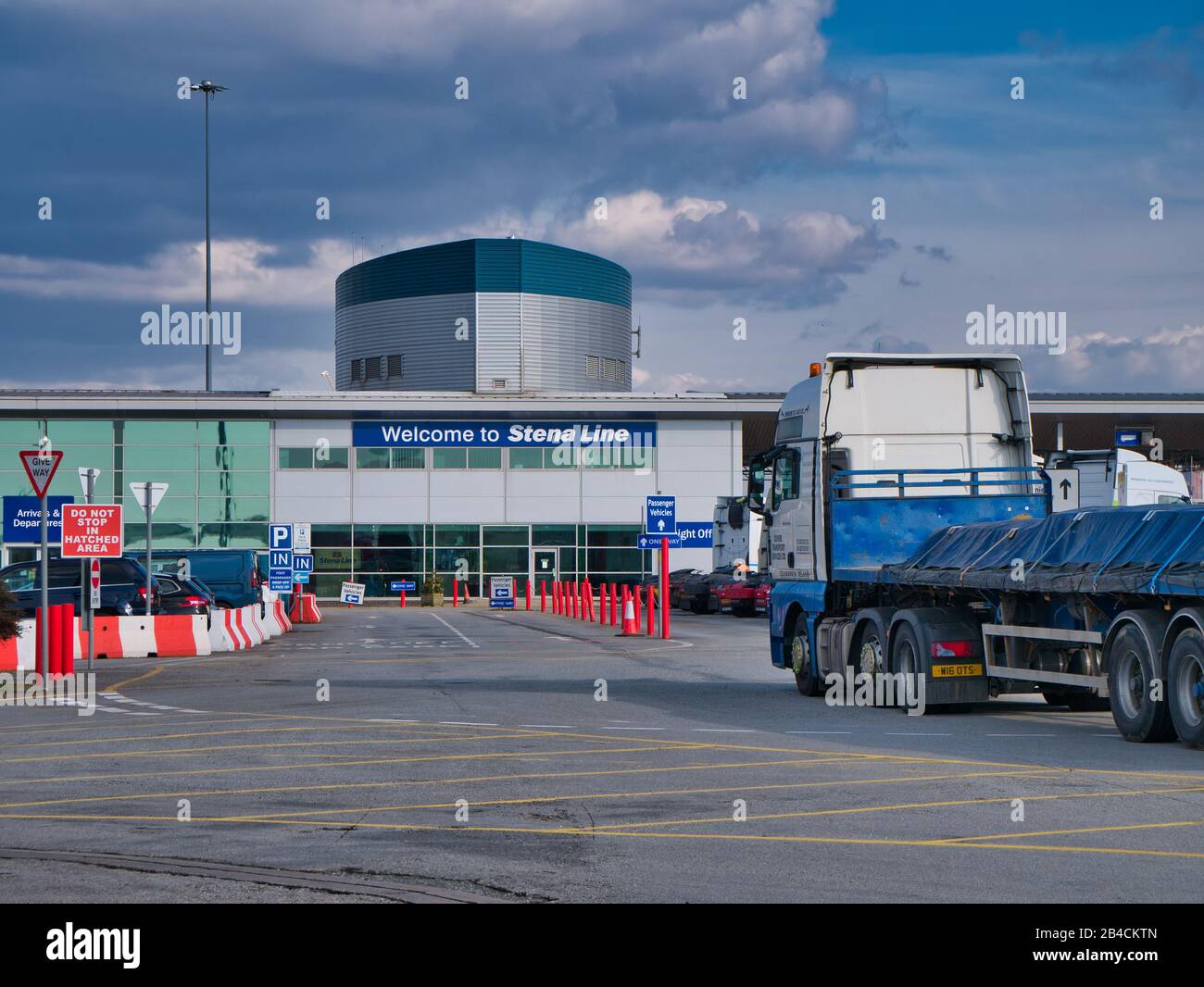 Camion di merci che arrivano alla linea Stena roll on / roll off Liverpool al terminal dei traghetti di Belfast a Birkenhead sul fiume Mersey Foto Stock