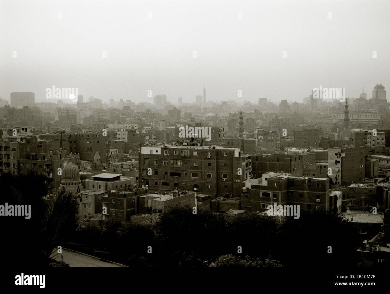 Viaggio - Vista al tramonto crepuscolo sul centro e i quartieri islamici della città del Cairo dal Parco al Azhar in Egitto in Nord Africa Medio Oriente Foto Stock