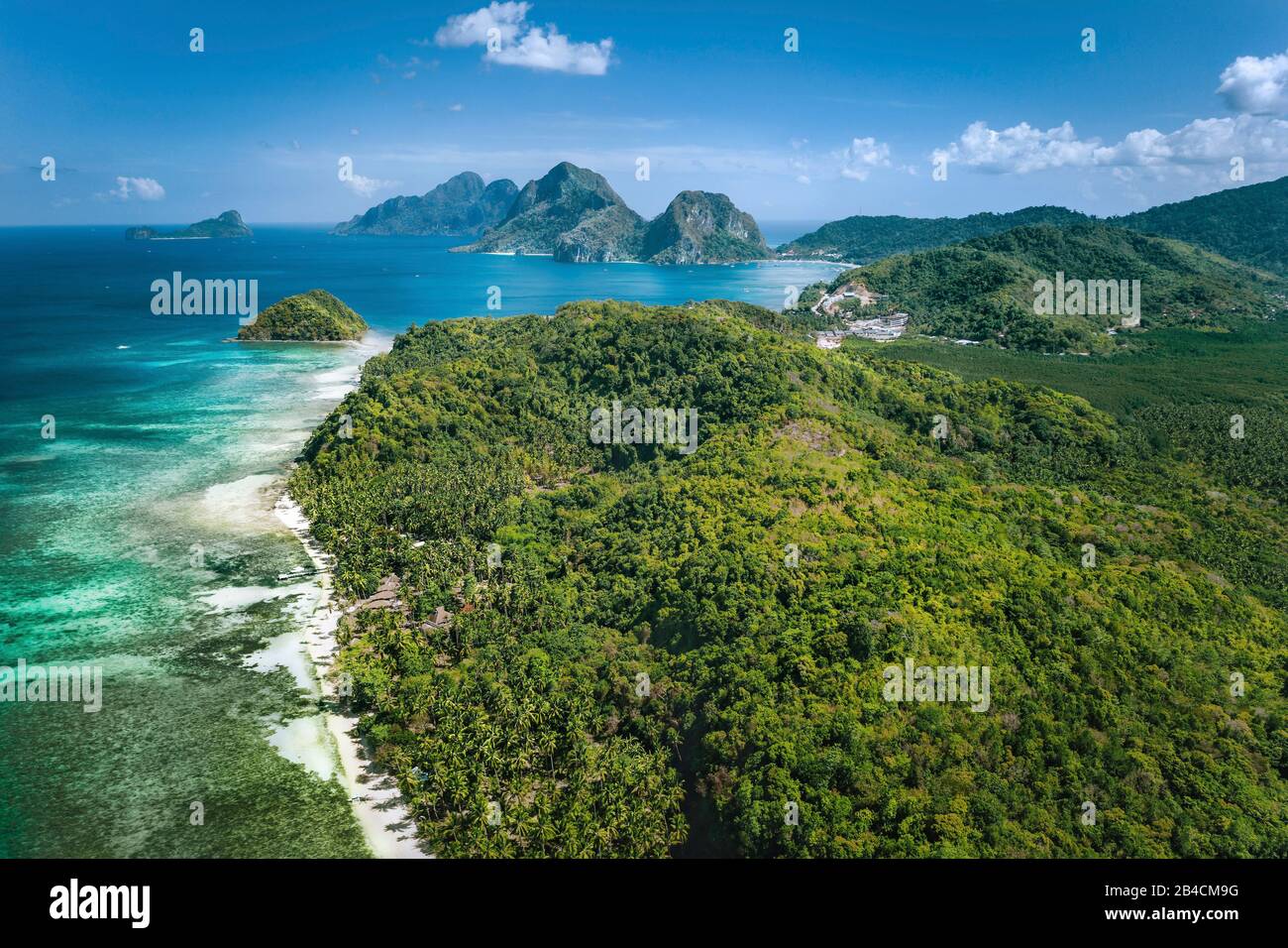 El Nido, Palawan, Filippine. Vista panoramica aerea dell'esotica costa tropicale dell'arcipelago di Bacuit con bellissime isole, lagune blu e palme. Foto Stock