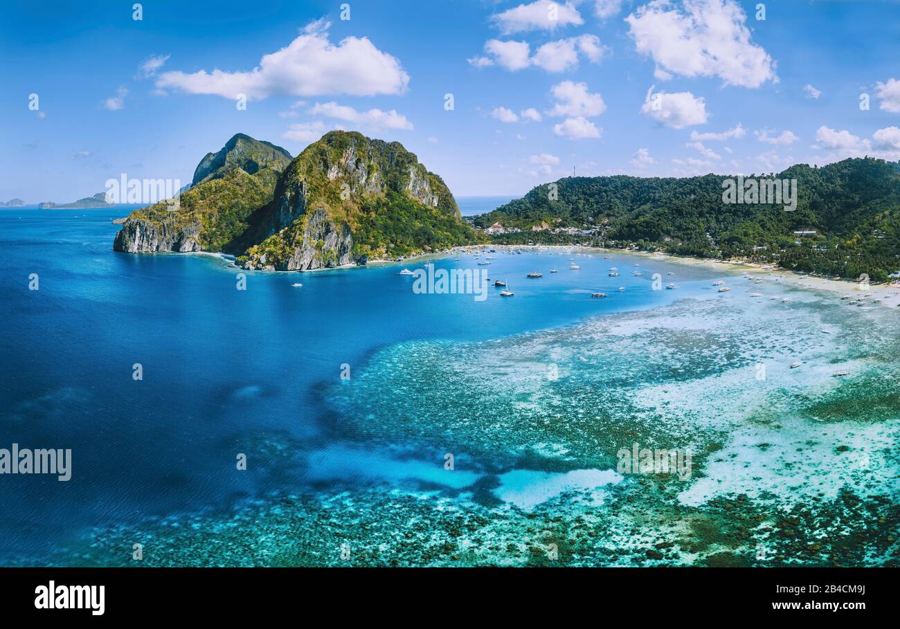Veduta aerea panoramica della laguna di Corong Corong con barche ormeggiate. El Nido Villaggio, Palawan, Filippine. Foto Stock