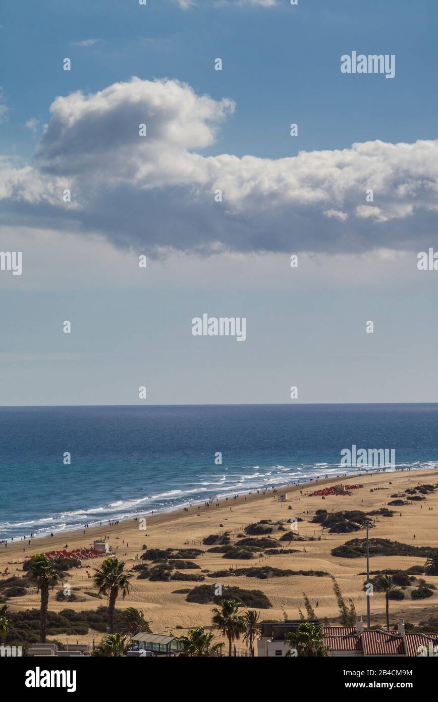 Spagna isole canarie Gran Canaria Island, Playa del Ingles, elevato angolo vista della spiaggia Foto Stock