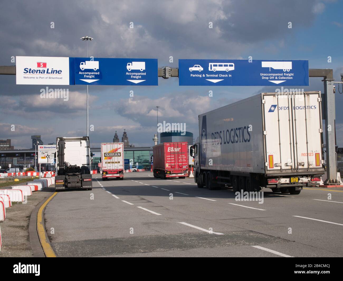 Camion di merci che arrivano alla linea Stena roll on / roll off Liverpool al terminal dei traghetti di Belfast a Birkenhead sul fiume Mersey Foto Stock