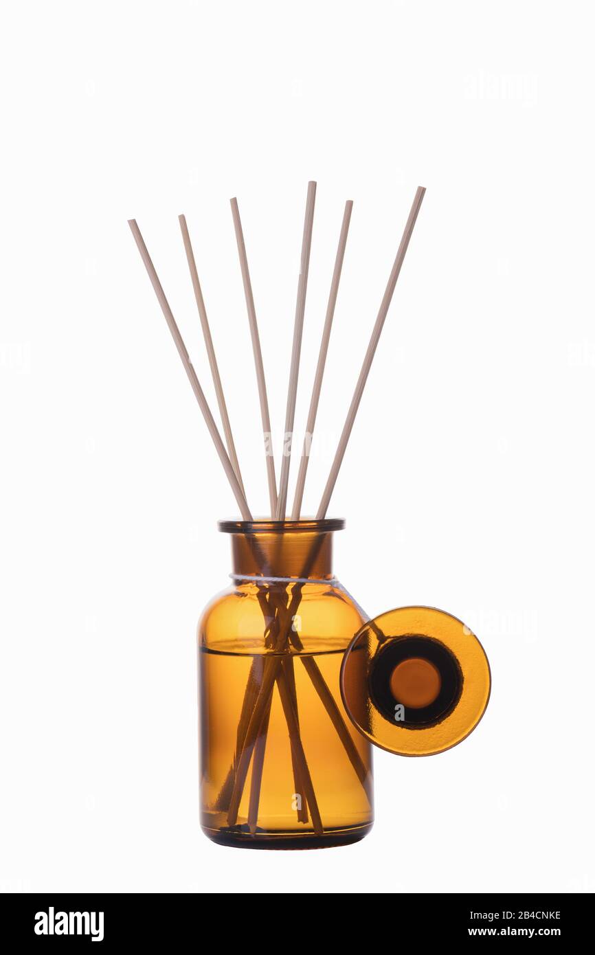 Flacone di ripasso aria mock up. Diffusore reed isolato su sfondo bianco. Concetto di aromaterapia. Bottiglia di fragranza domestica Foto Stock