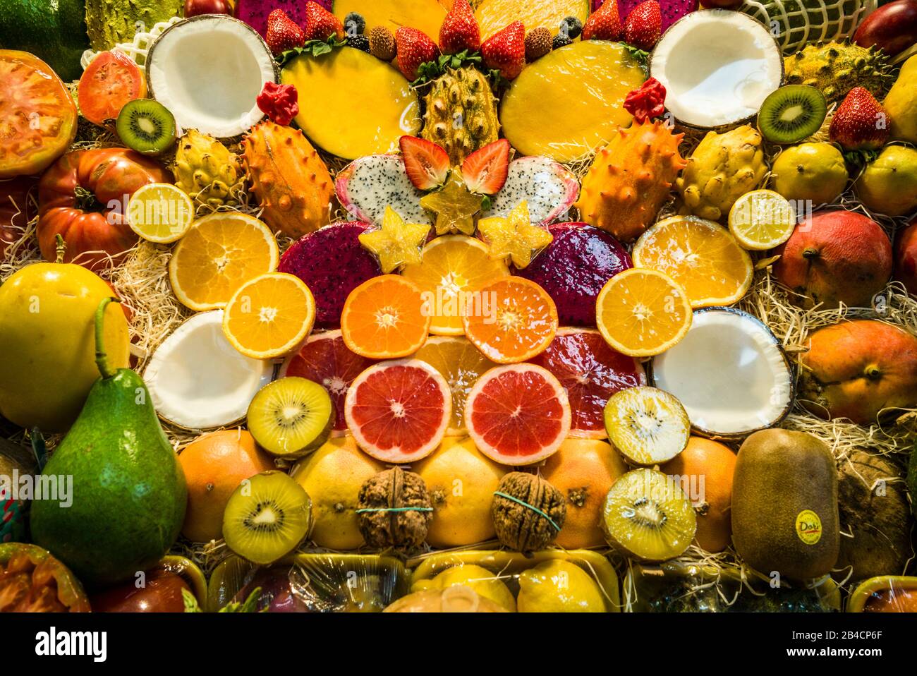 Spagna isole canarie Gran Canaria Island, Las Palmas de Gran Canaria, Mercato coperto, frutta display del fornitore Foto Stock